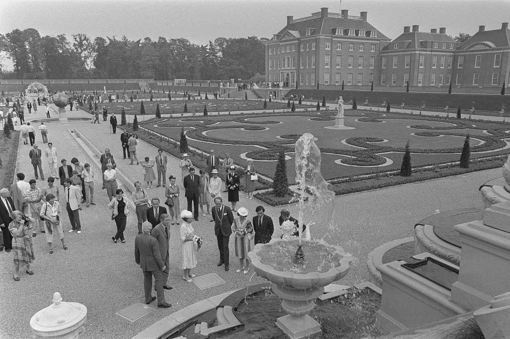 1984 koningin beatrix opent museum paleis t loo in apeldoorn 3dc882 1024