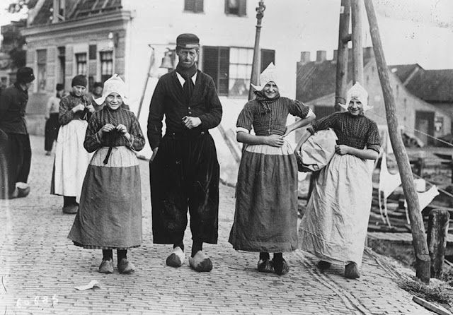 30 Vintage Photographs of Dutch Men in Traditional Volendam Worker Pants