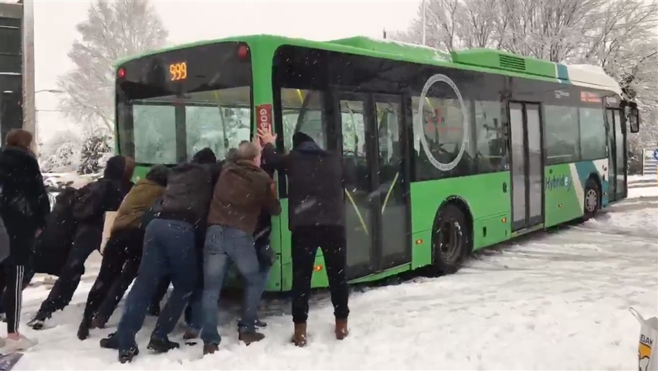 Bus duwen in winter
