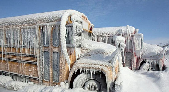 schoolbus sneeuw
